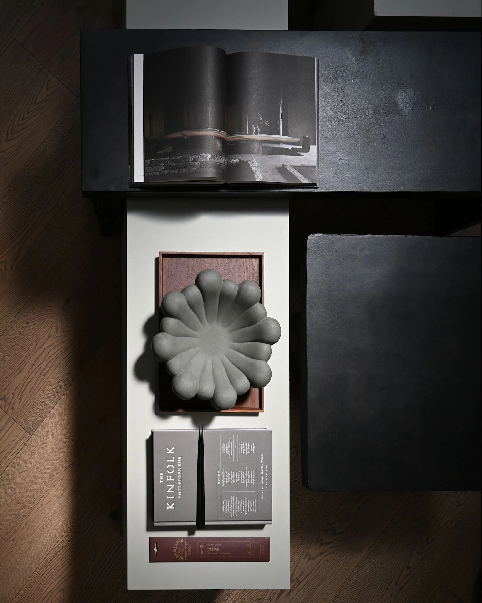 Bloom Tray Medio Dark Grey