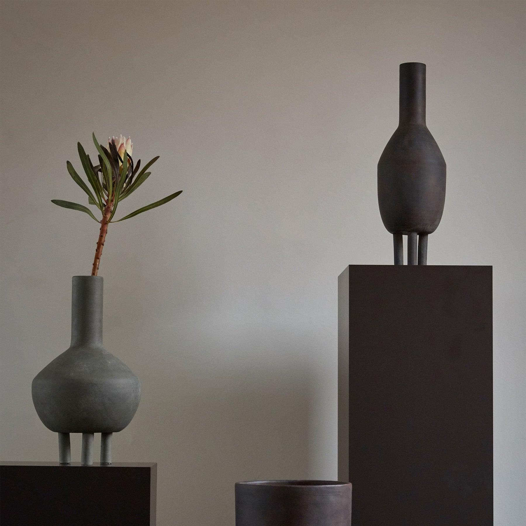 011281-1 DUCK VASE FAT DARK GREY