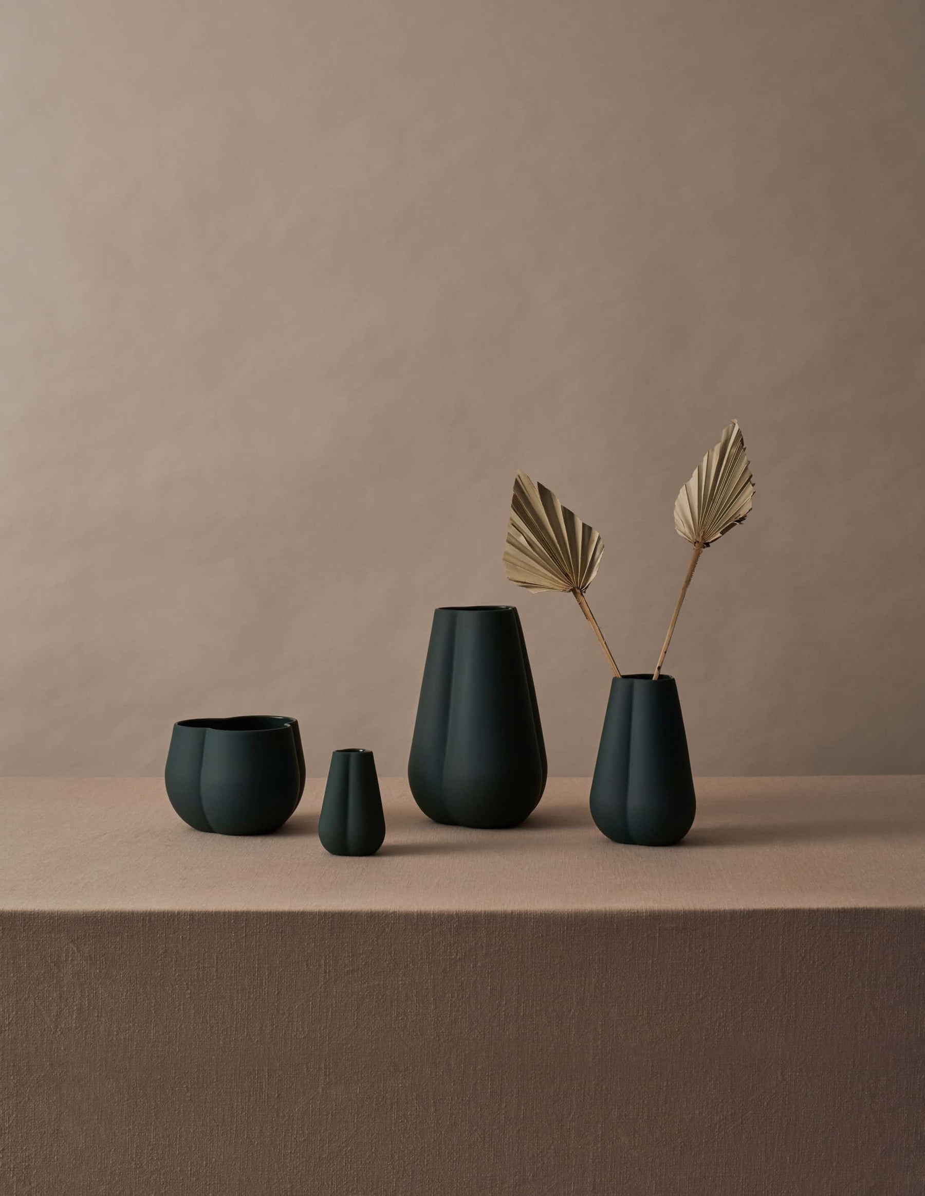 LT-01-04-BK Clover Flower Pot 12cm Black INT03