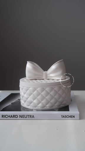 Quilted Bow Candle - Driftwood & Rock Salt