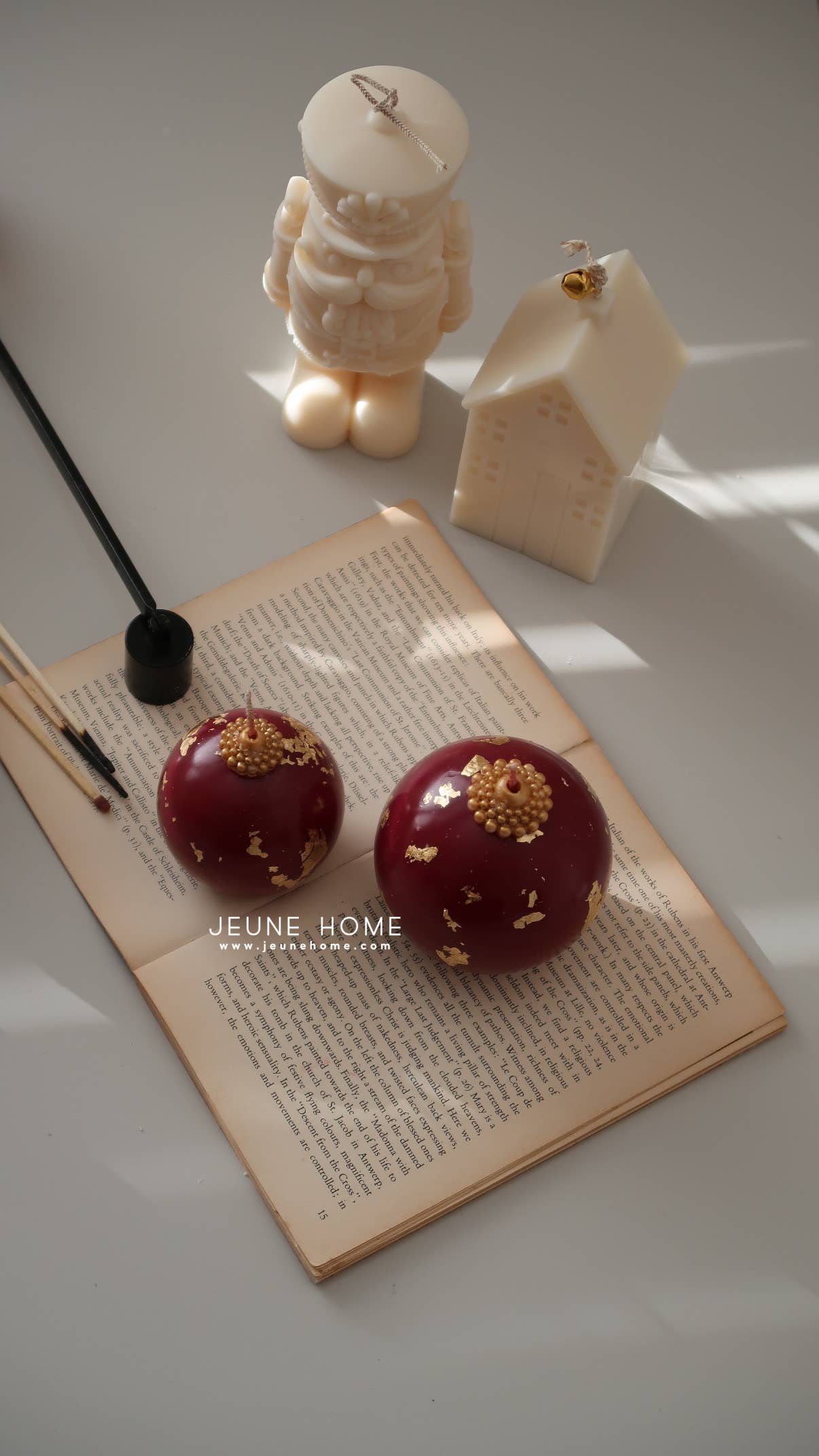 Gold Leaf Bauble Soy Candle - Burgundy (Small)