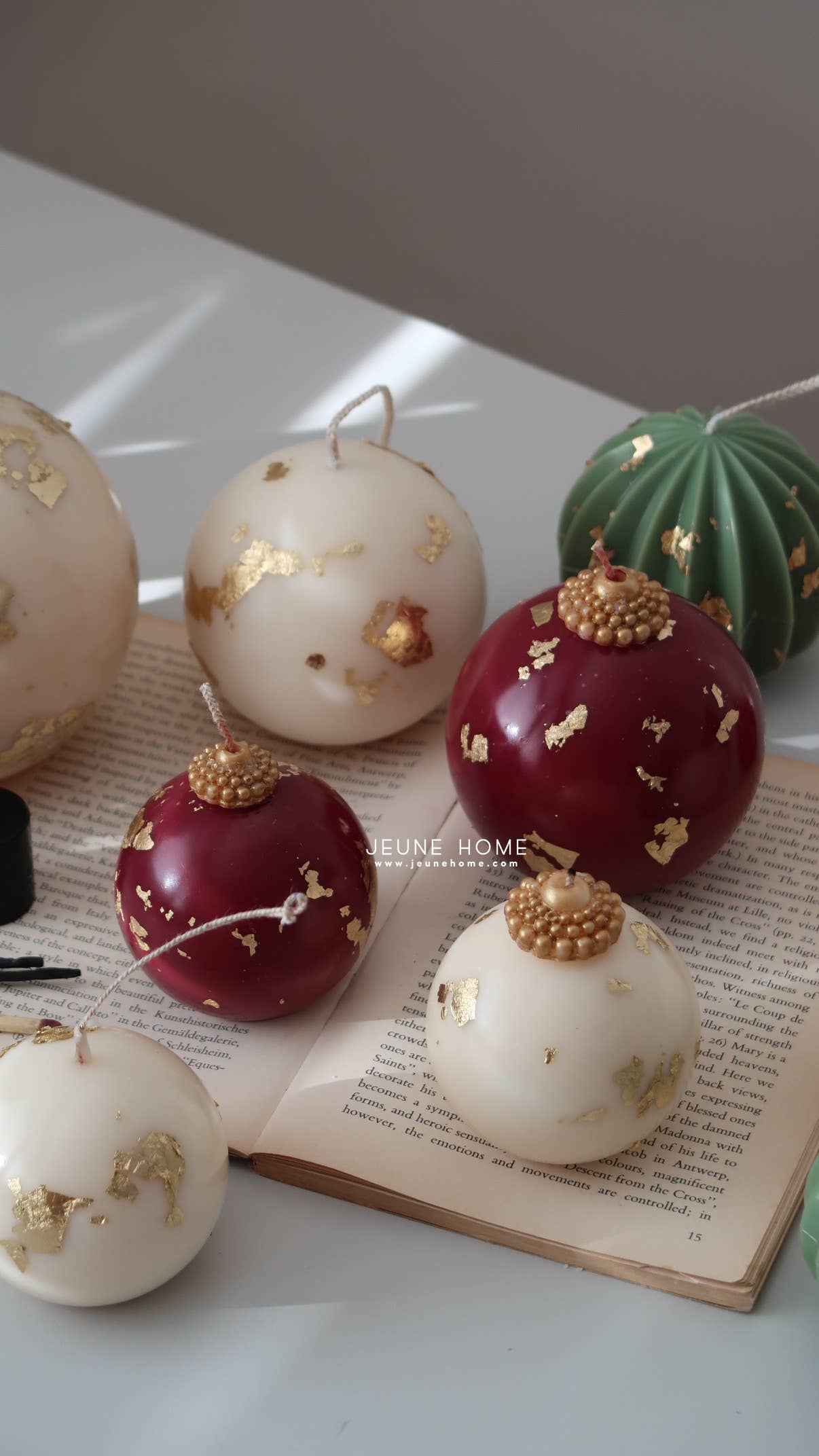 Gold Leaf Bauble Soy Candle - Off white (Small)