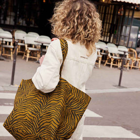 ELISA TOTE BAG ZEBROU TAPENADE: TAPENADE / ZEBROU