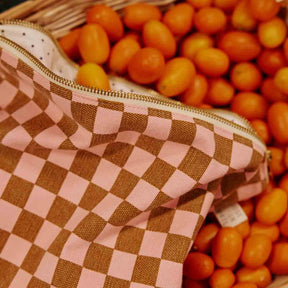 LILI FLAT POUCH CHECKERBOARD STRAWBERRY