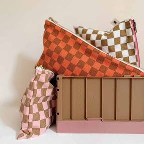 LILI FLAT POUCH CHECKERBOARD STRAWBERRY