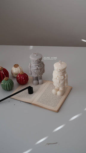 Nutcracker Soy Candle  - Off white / Scented