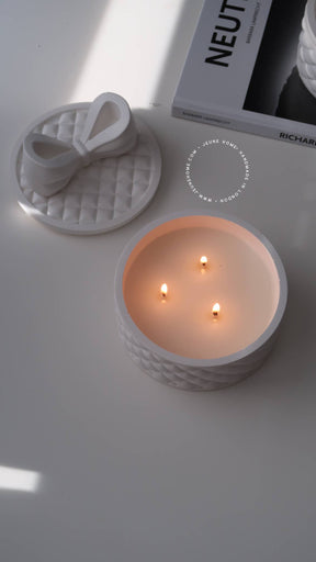 Quilted Bow Candle - Driftwood & Rock Salt