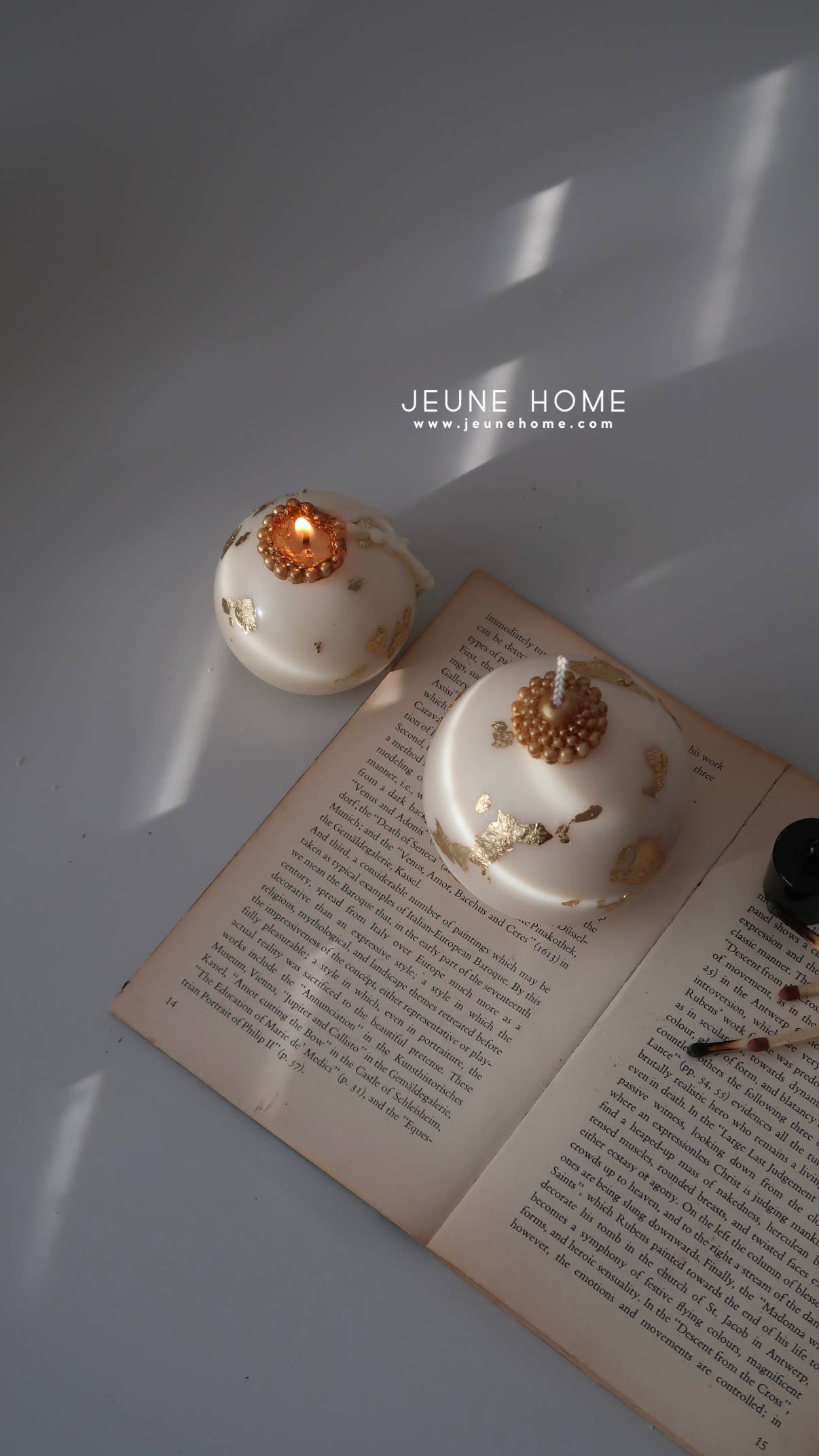 Gold Leaf Bauble Soy Candle - Off white (Small)