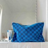LILI FLAT POUCH CHECKERBOARD GREEK BLUE / NAVY BLUE