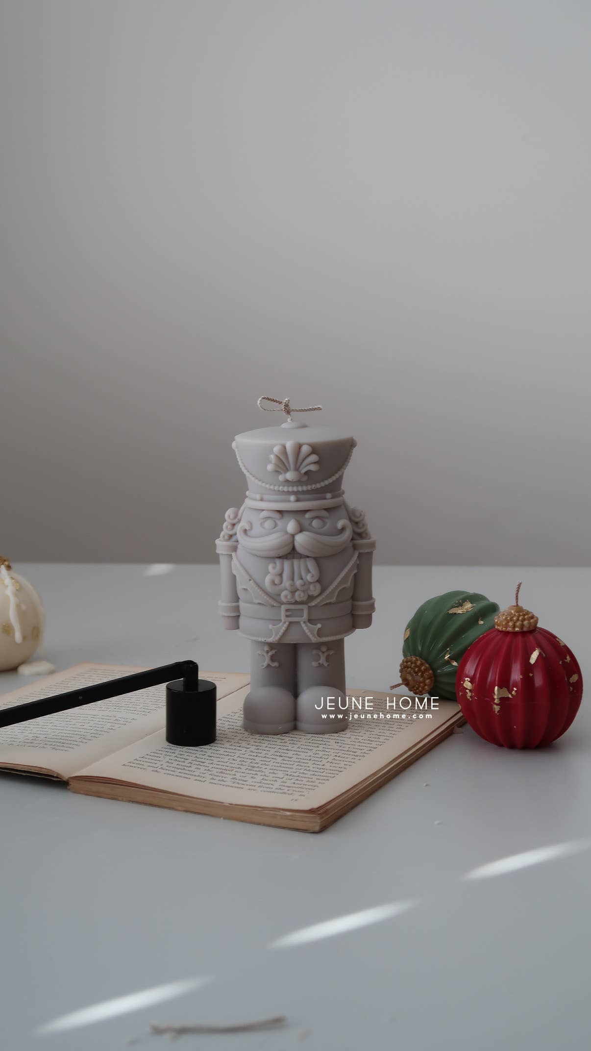 Nutcracker Soy Candle  - Off white / Scented