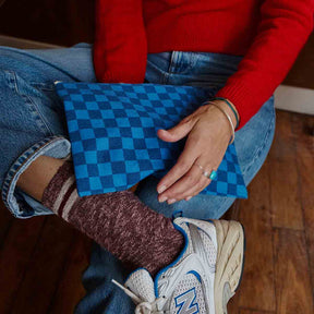 LILI FLAT POUCH CHECKERBOARD GREEK BLUE / NAVY BLUE