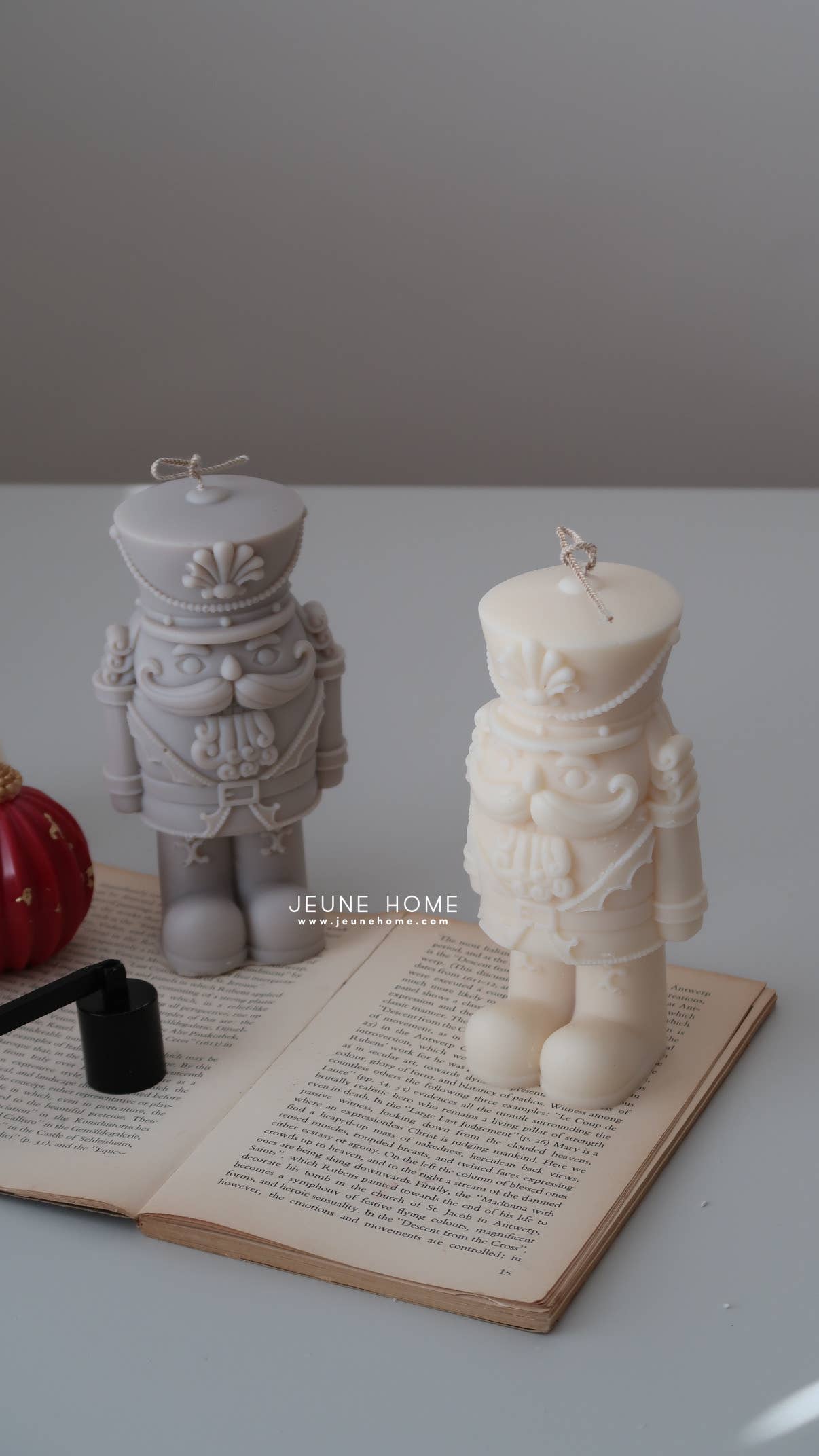 Nutcracker Soy Candle  - Off white / Scented