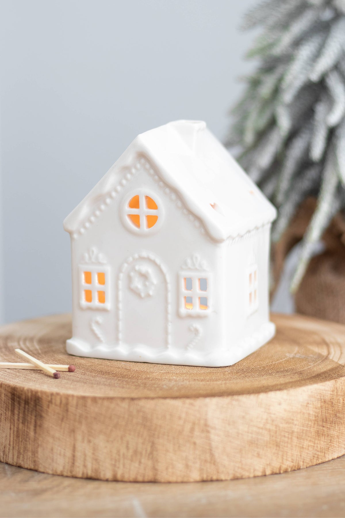 White Christmas Gingerbread House Tealight Candle Holder