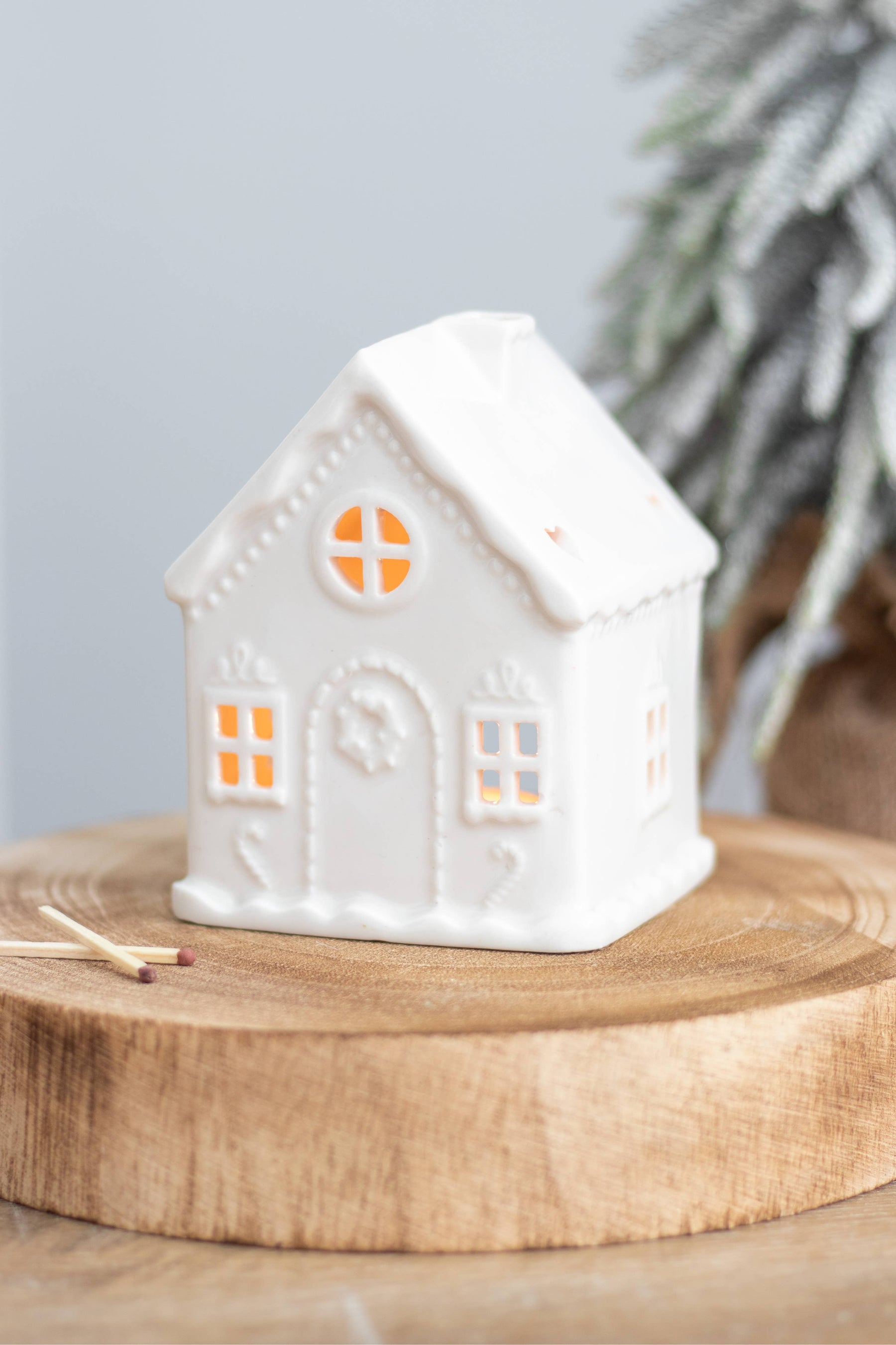White Christmas Gingerbread House Tealight Candle Holder