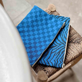 LILI FLAT POUCH CHECKERBOARD GREEK BLUE / NAVY BLUE