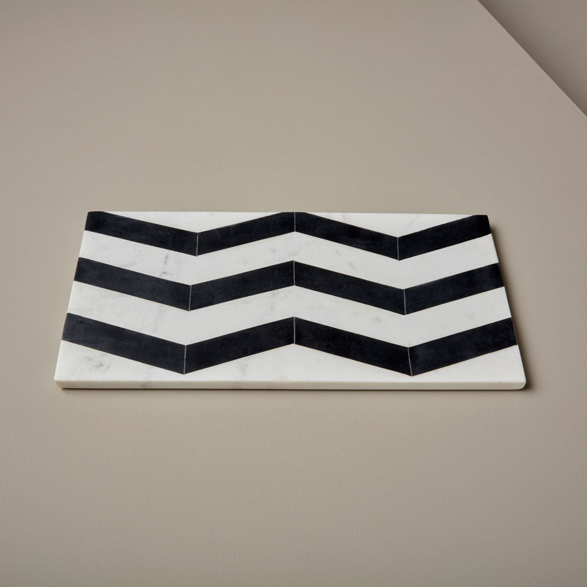 Be-Home_Chevron-Black-White-Marble-Board_580-01