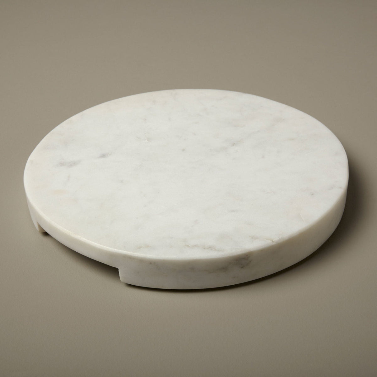 Be-Home_White-Marble-Thick-Round-Board-with-Handle-Grooves_580-04-1536x1536